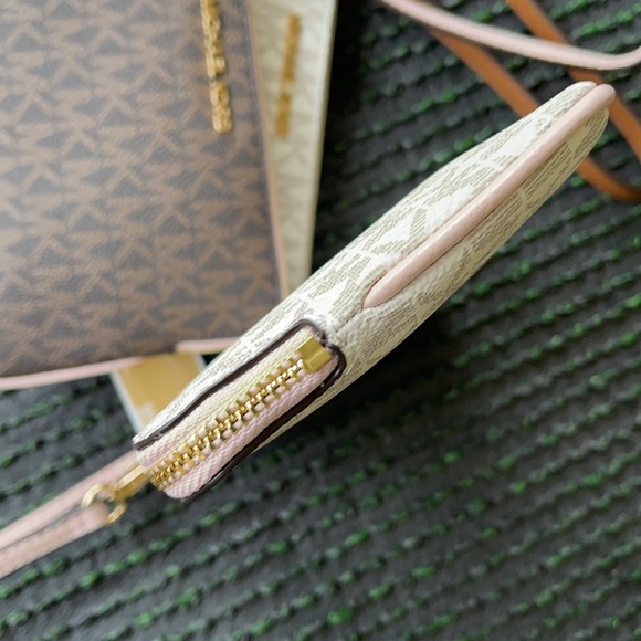 Michael Kors Jet Set Travel Large Top Zip Signature Wristlet Clutch - Picture 7 of 16